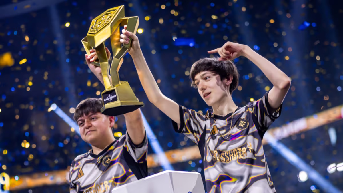 Pollo, Peterbot, and FNCS 2024 Global Championship Trophy / Photo: Epic Games