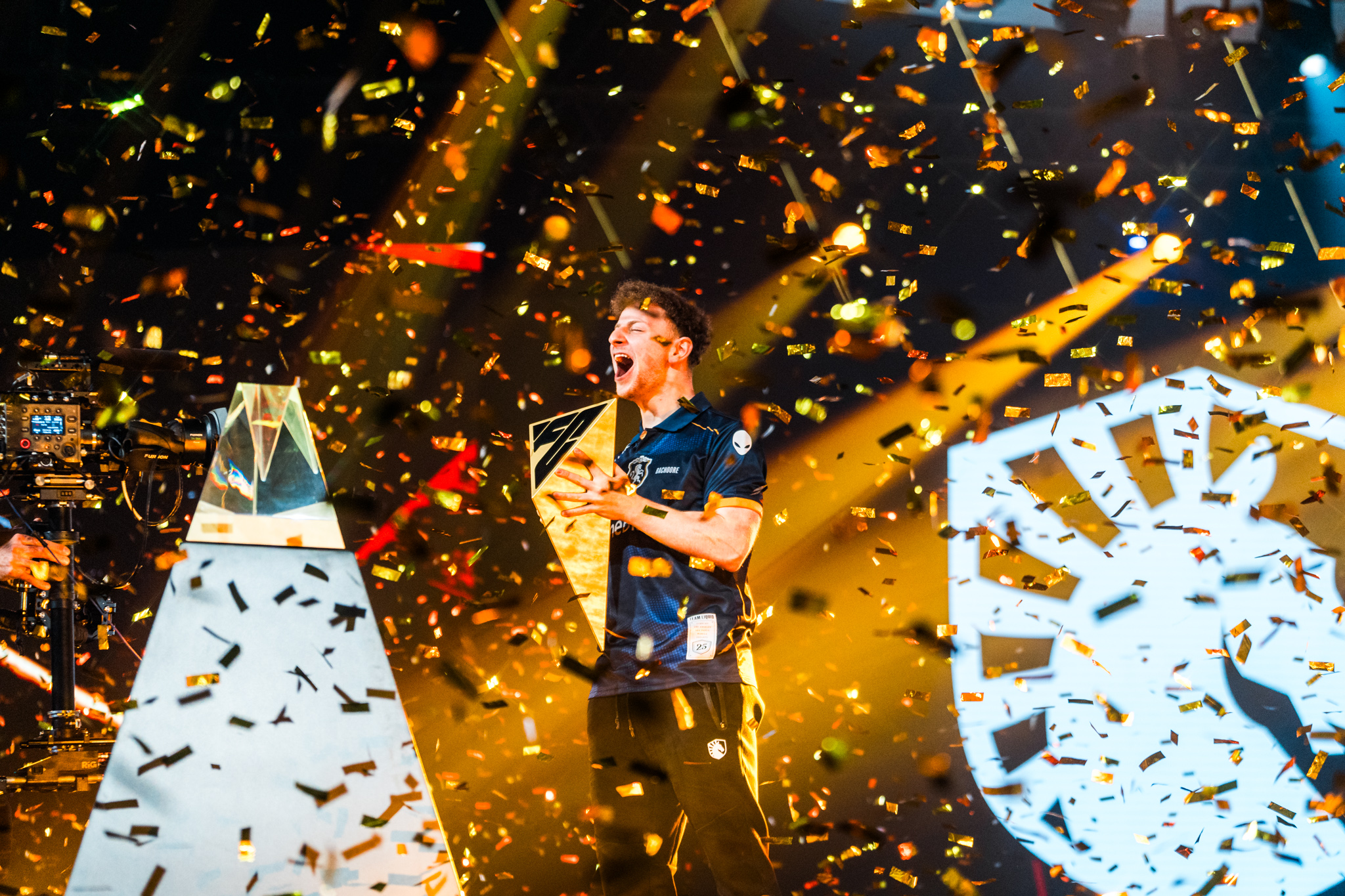 ManuBachoore became a two-time world champion within the football simulation esports scene