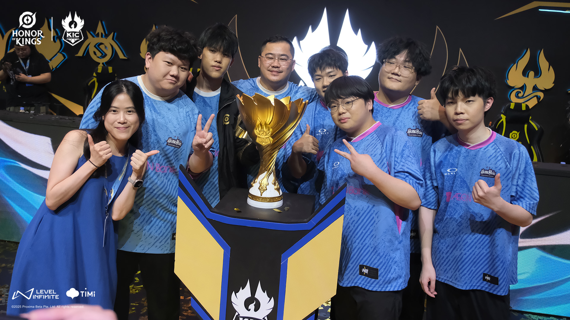 The HomeBois BSE roster won its second straight HoK world title (Image via HoKEsports on X)
